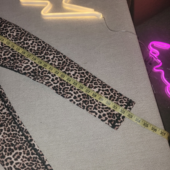 Zyia Leopard Scrunchy Light and Luxe Leggings - Picture 4 of 8